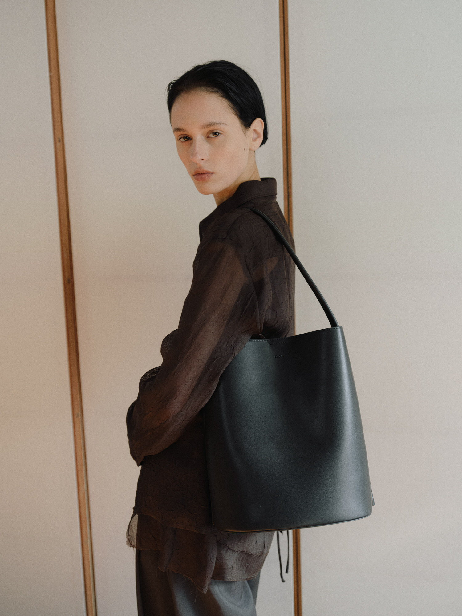 ROH SEOUL STORE - Large Mug shoulder bag Black - ROH SEOUL ROH SEOUL STORE - Large Mug shoulder bag Black - ROH SEOUL