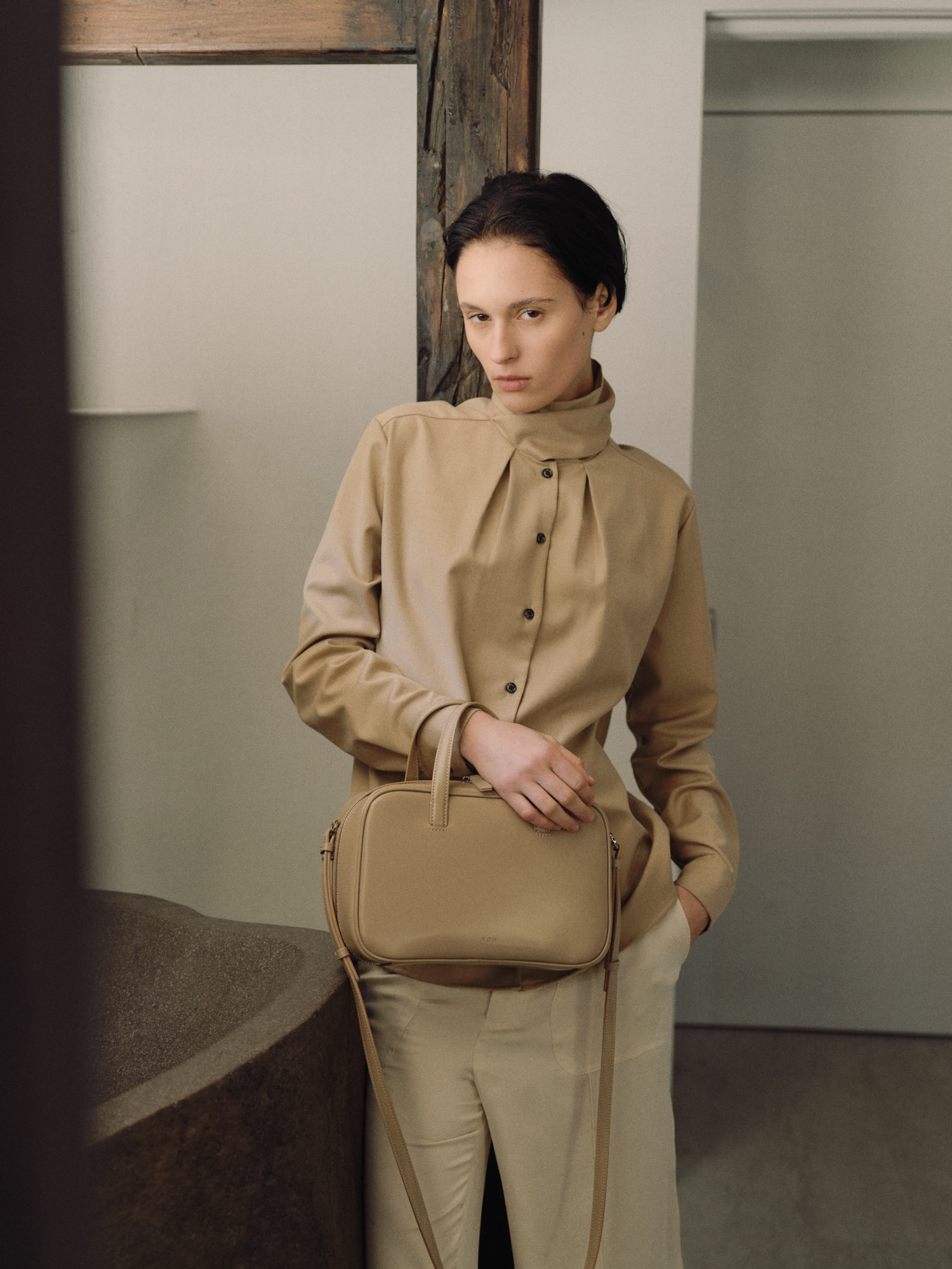 ROH SEOUL STORE - Medium Tin square tote bag Glossy beige - ROH SEOUL