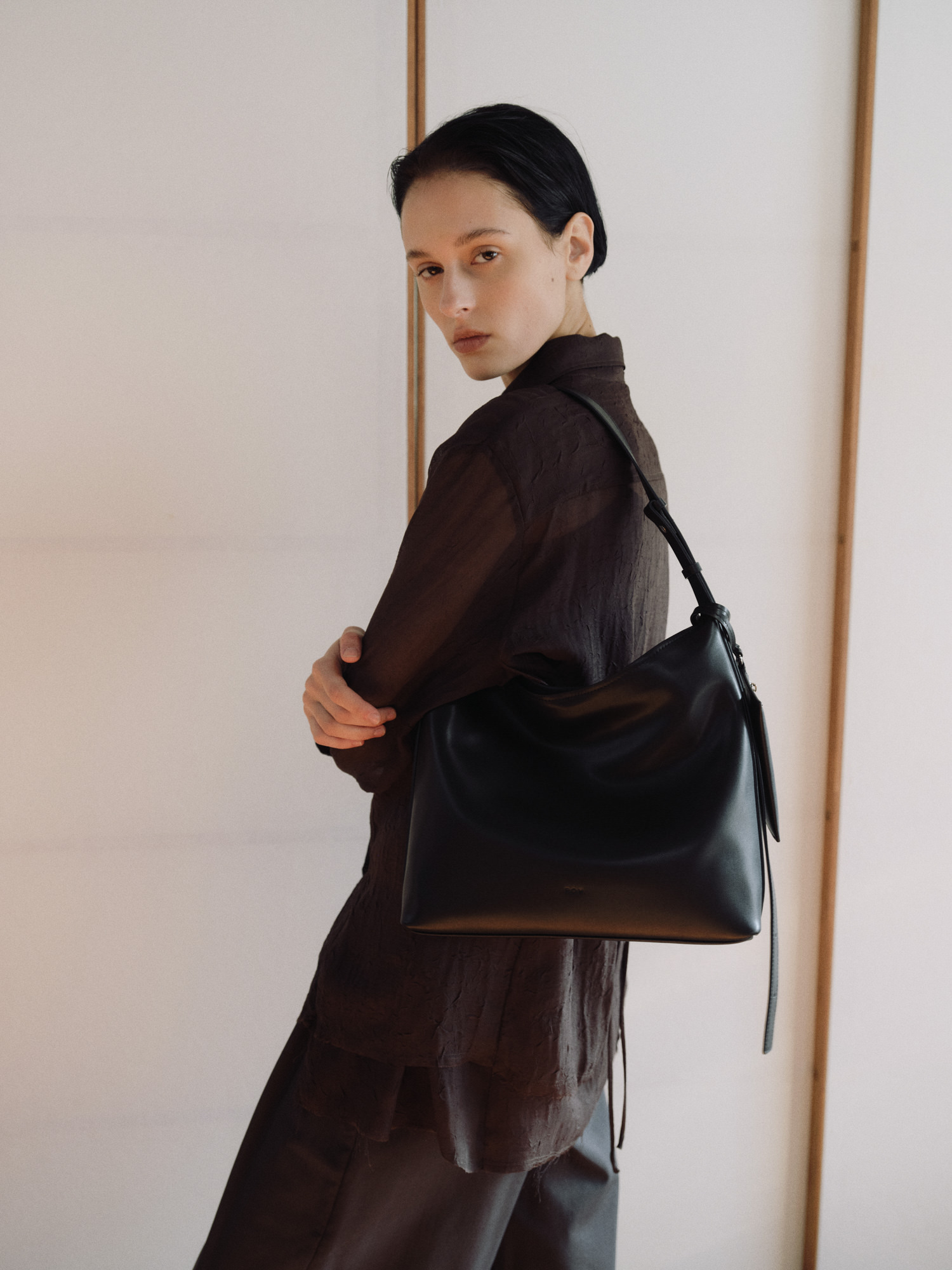 [ROH SEOUL] Pulpy crossbody bag ☆送料込☆ ROH SEOUL STORE - Pulpy crossbody bag Black - ROH SEOUL