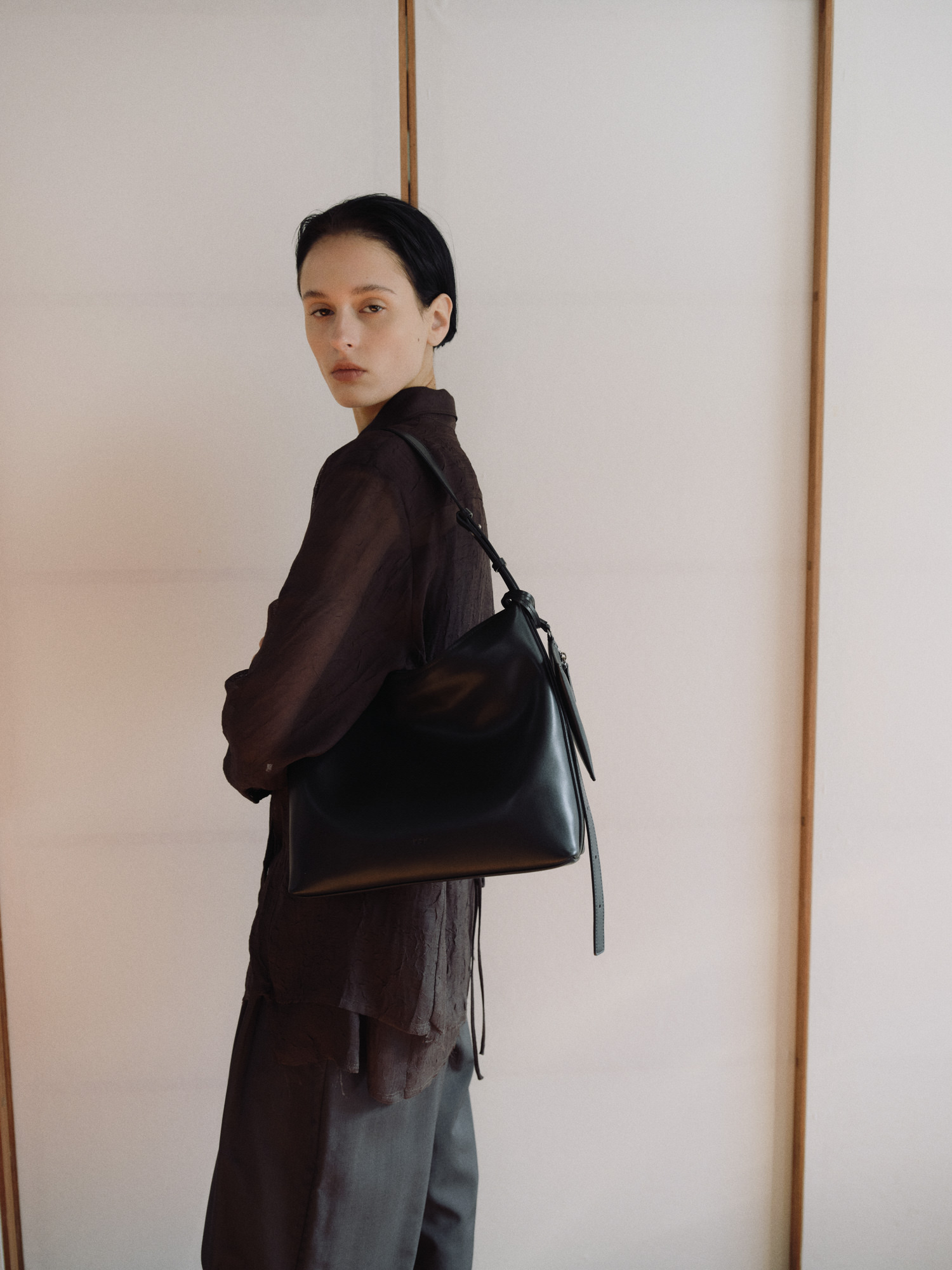 [ROH SEOUL] Pulpy crossbody bag ☆送料込☆ ROH SEOUL STORE - Pulpy crossbody bag Black - ROH SEOUL