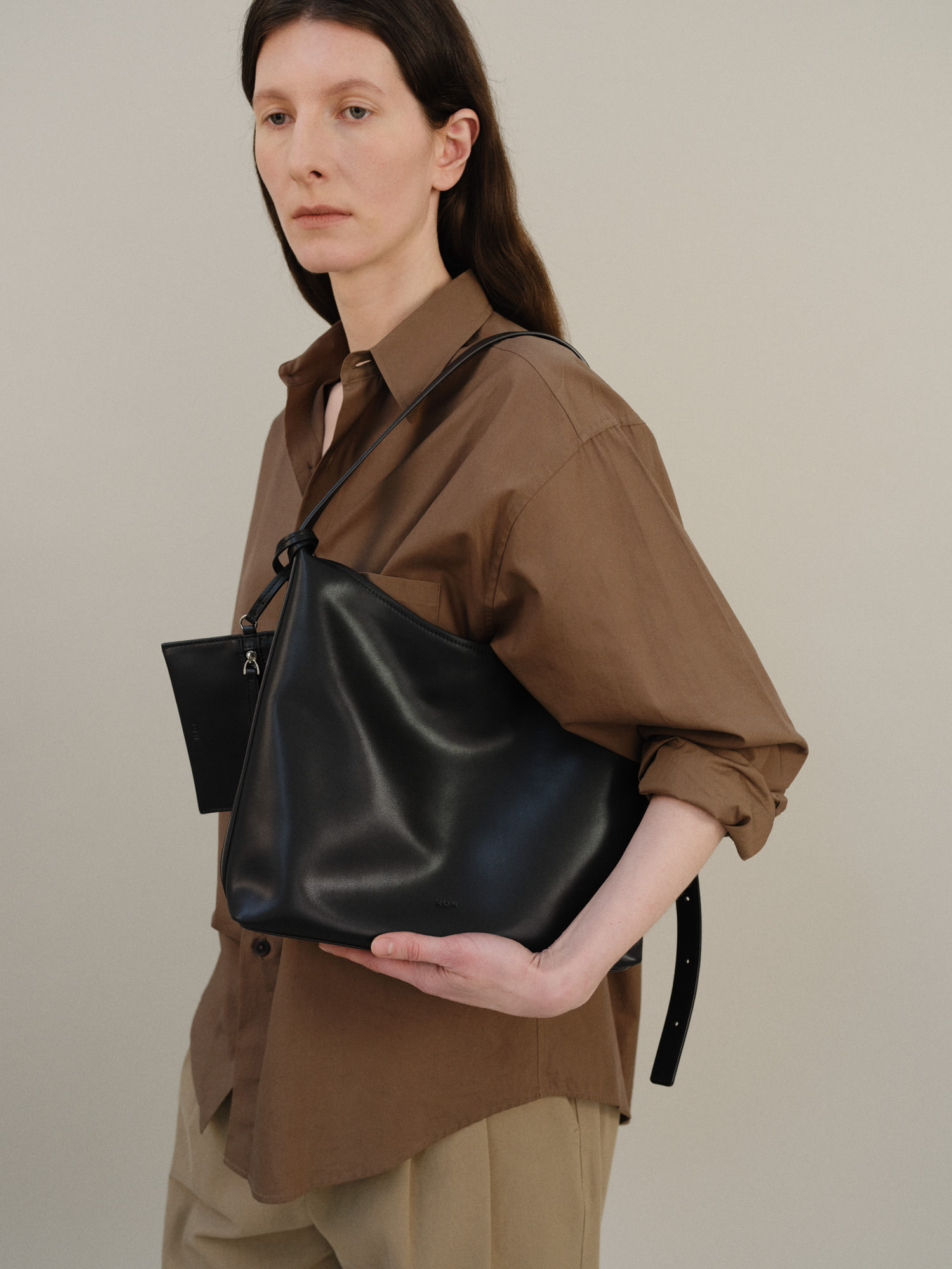 ROH SEOUL STORE - Pulpy crossbody bag Black - ROH SEOUL